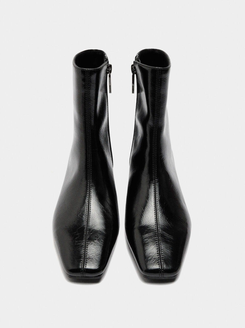 Botins com pespontos tacão baixo