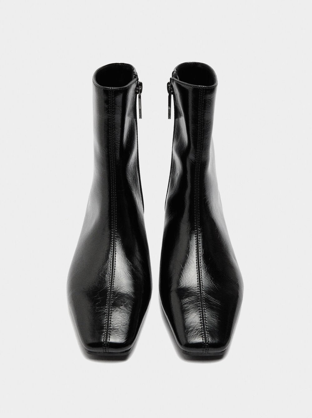 Botins com pespontos tacão baixo