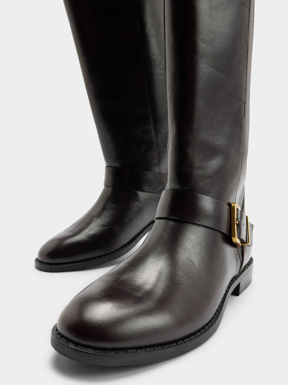 Botas de cano alto de pele com fivelas