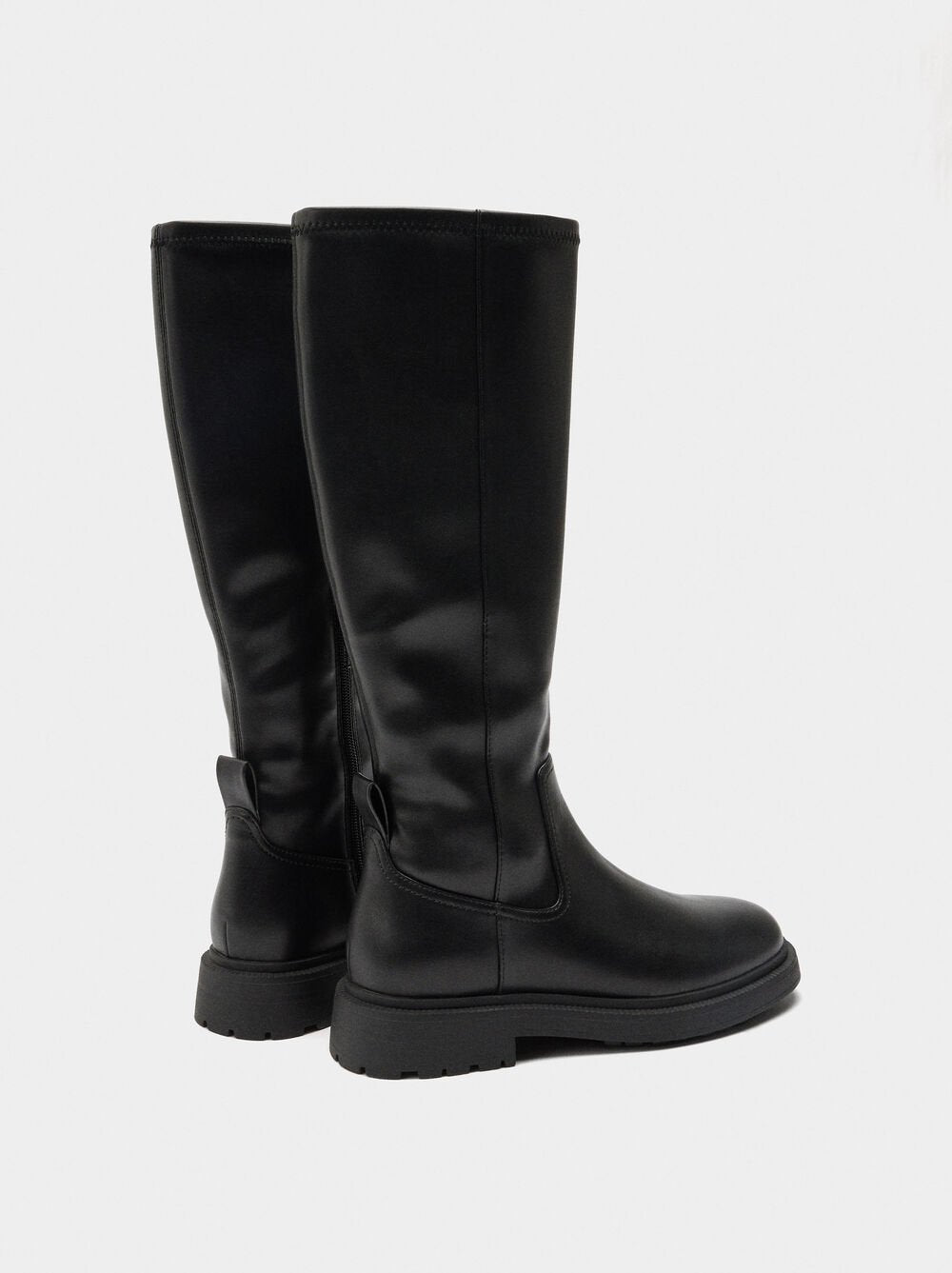 Botas de cano alto com tacão baixo