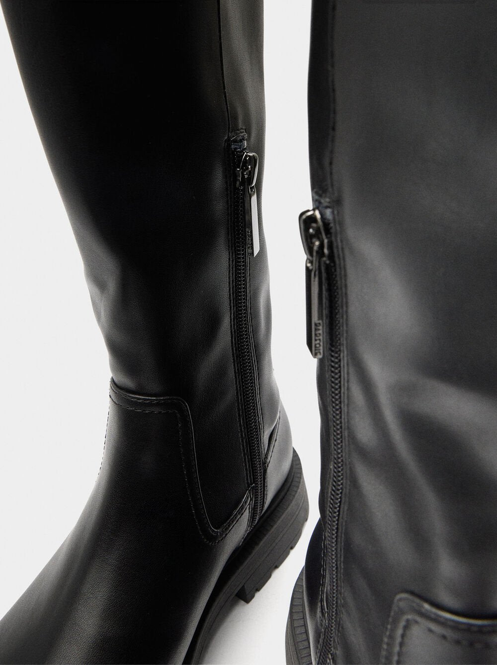 Botas de cano alto com tacão baixo