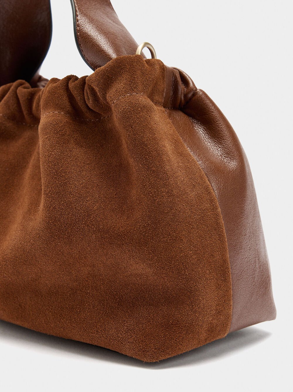 Mala tiracolo detalhes de pele