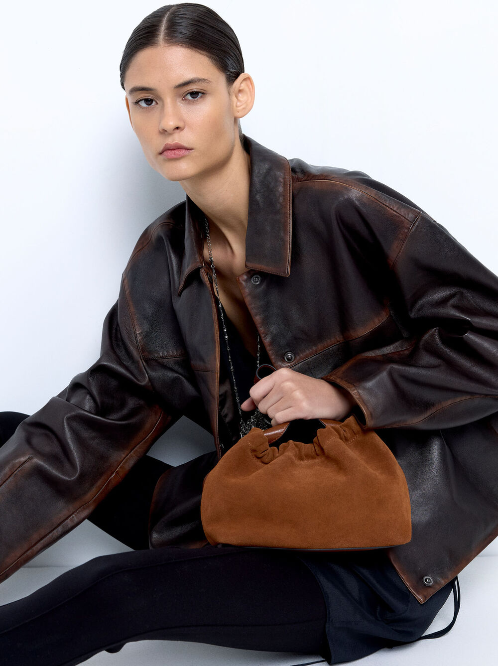 Mala tiracolo detalhes de pele