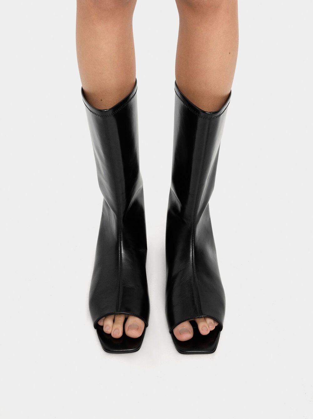 Botins de pele com ponta aberta