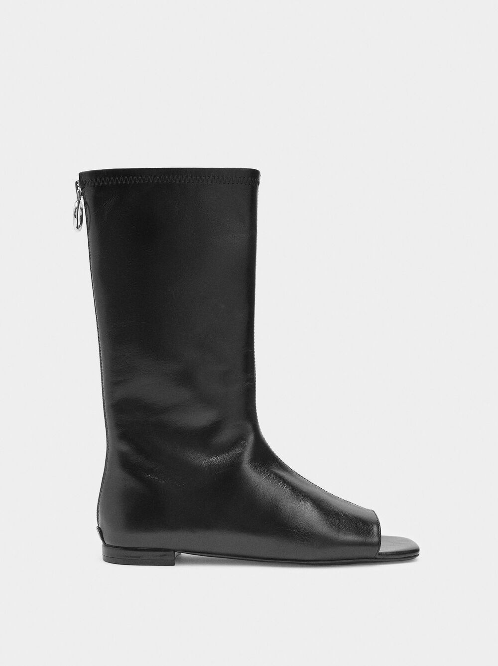 Botins de pele com ponta aberta