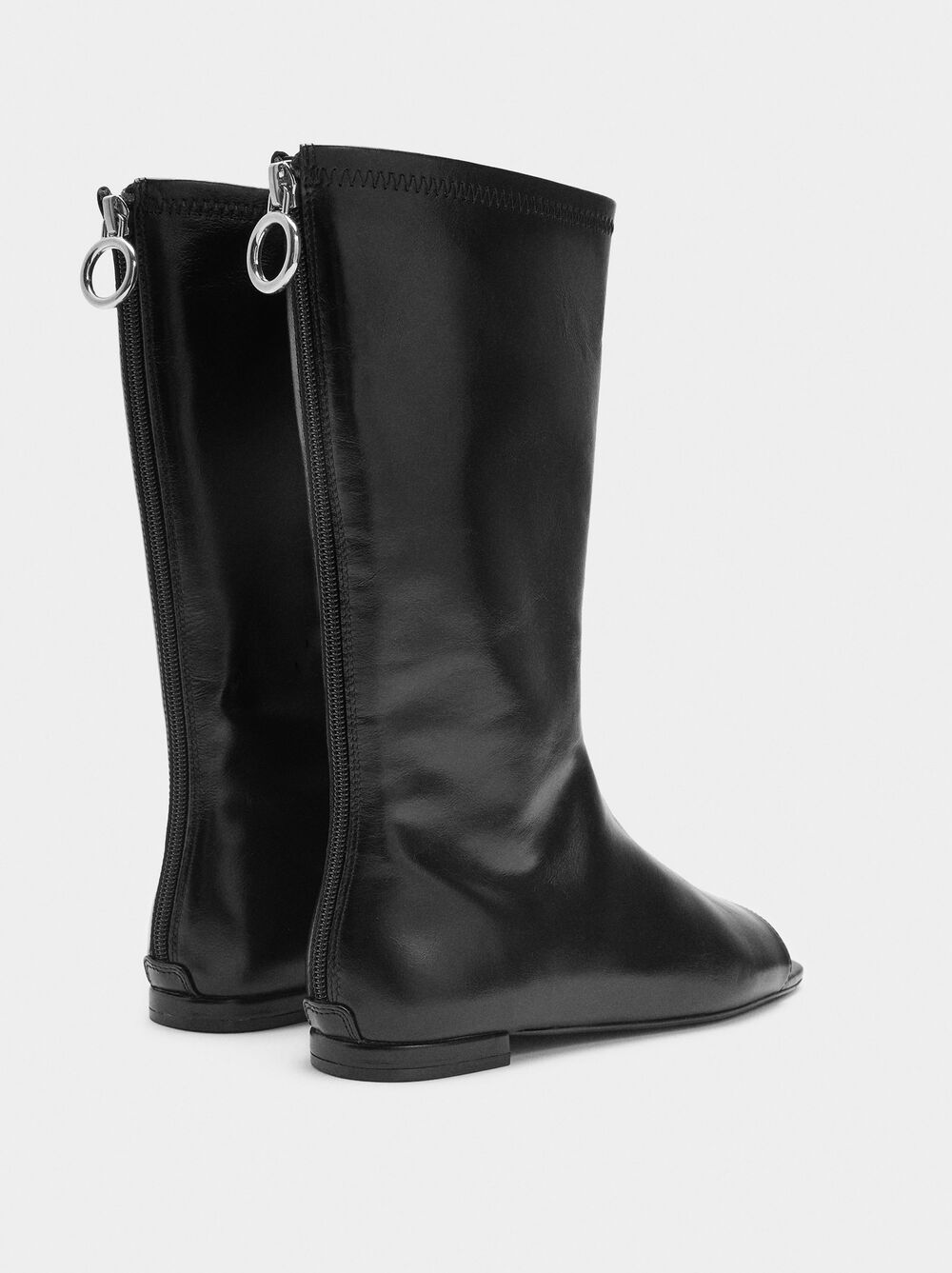 Botins de pele com ponta aberta