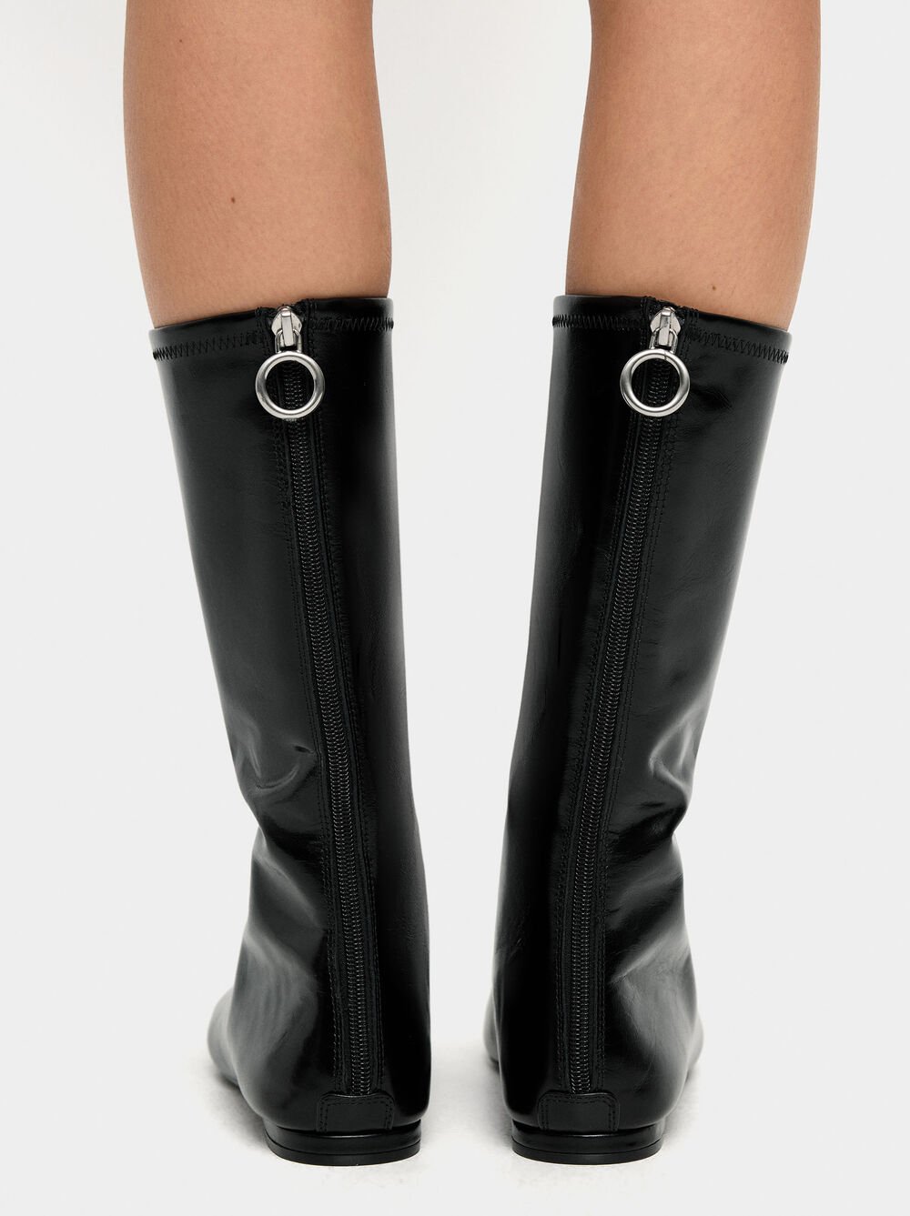 Botins de pele com ponta aberta