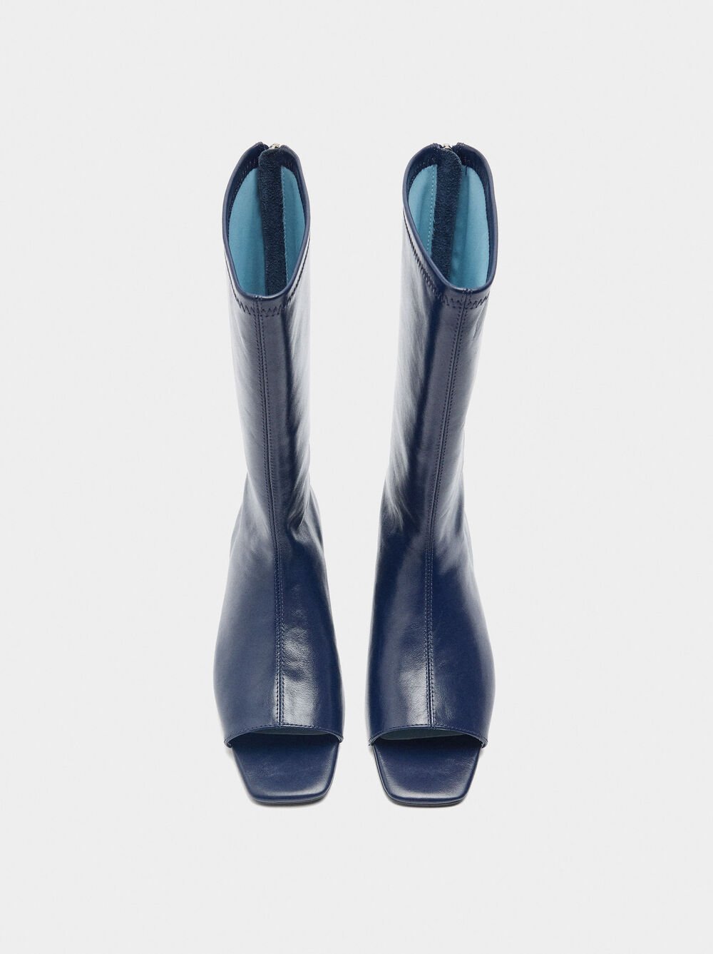 Botins de pele com ponta aberta