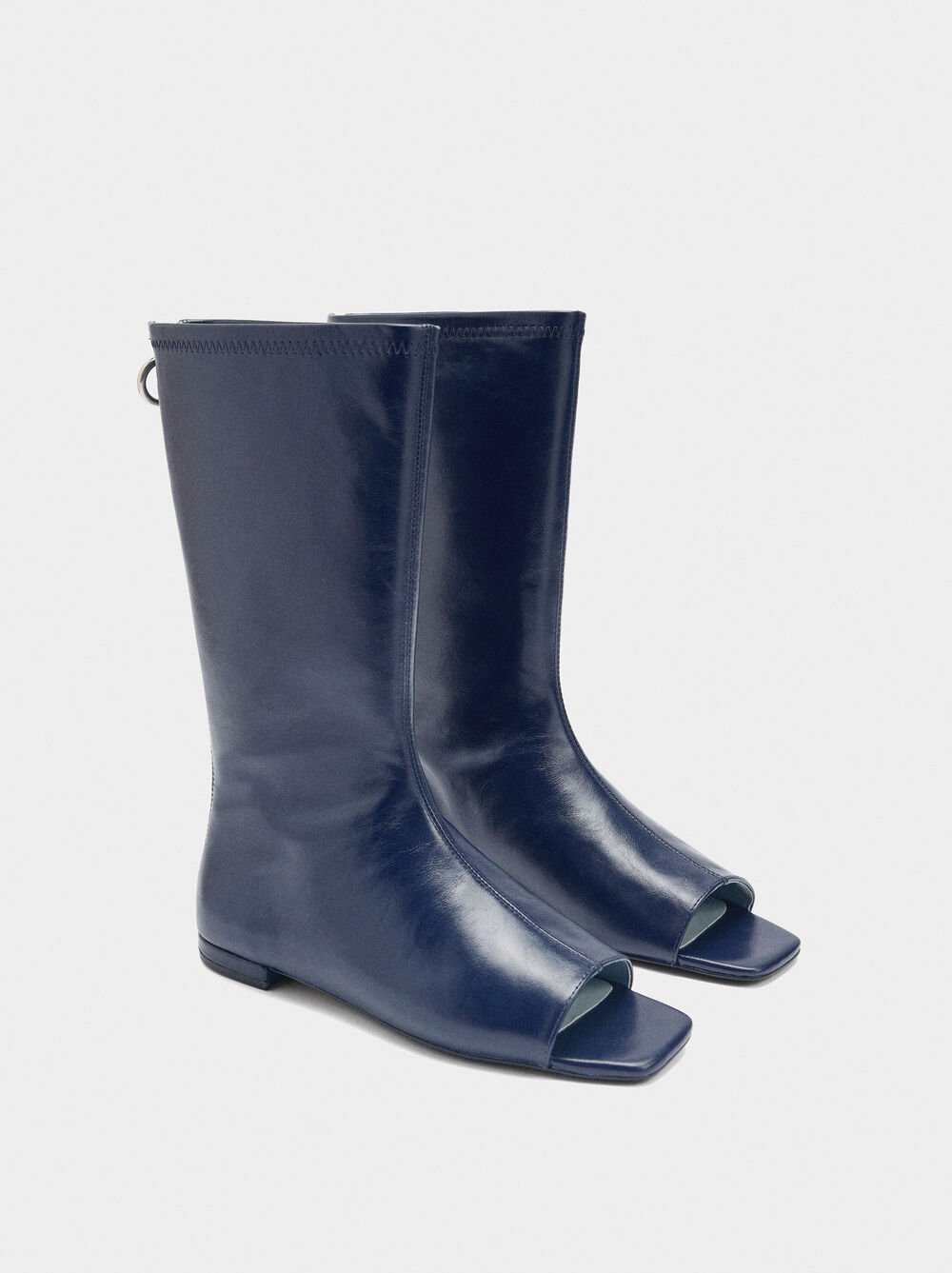 Botins de pele com ponta aberta