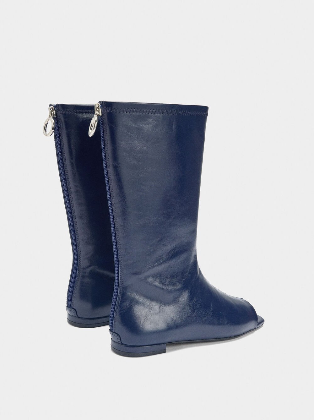 Botins de pele com ponta aberta