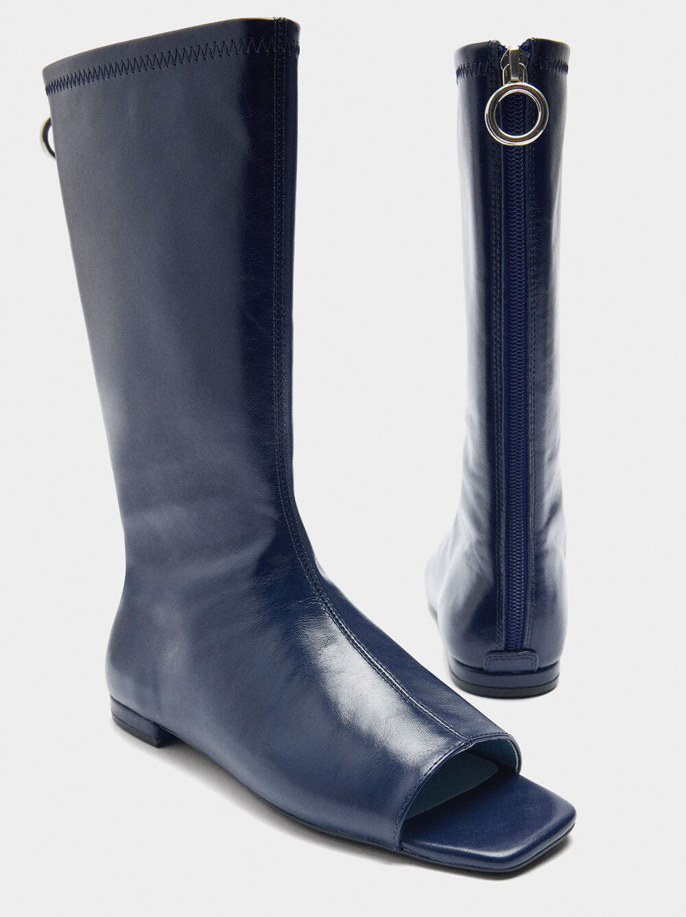 Botins de pele com ponta aberta