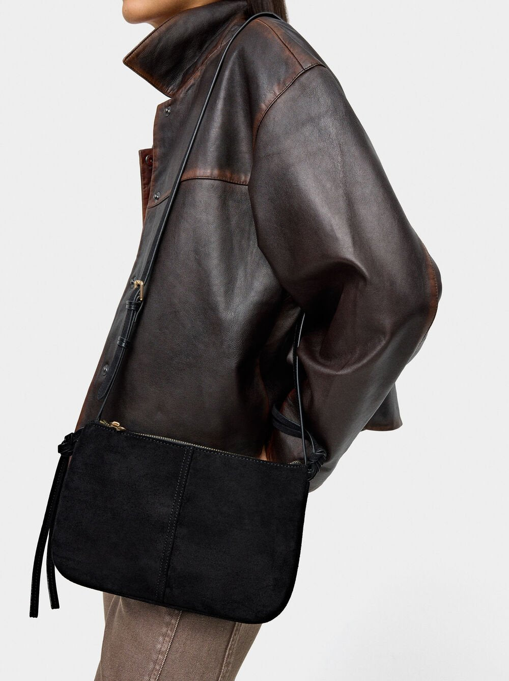 Mala tiracolo efeito camurça