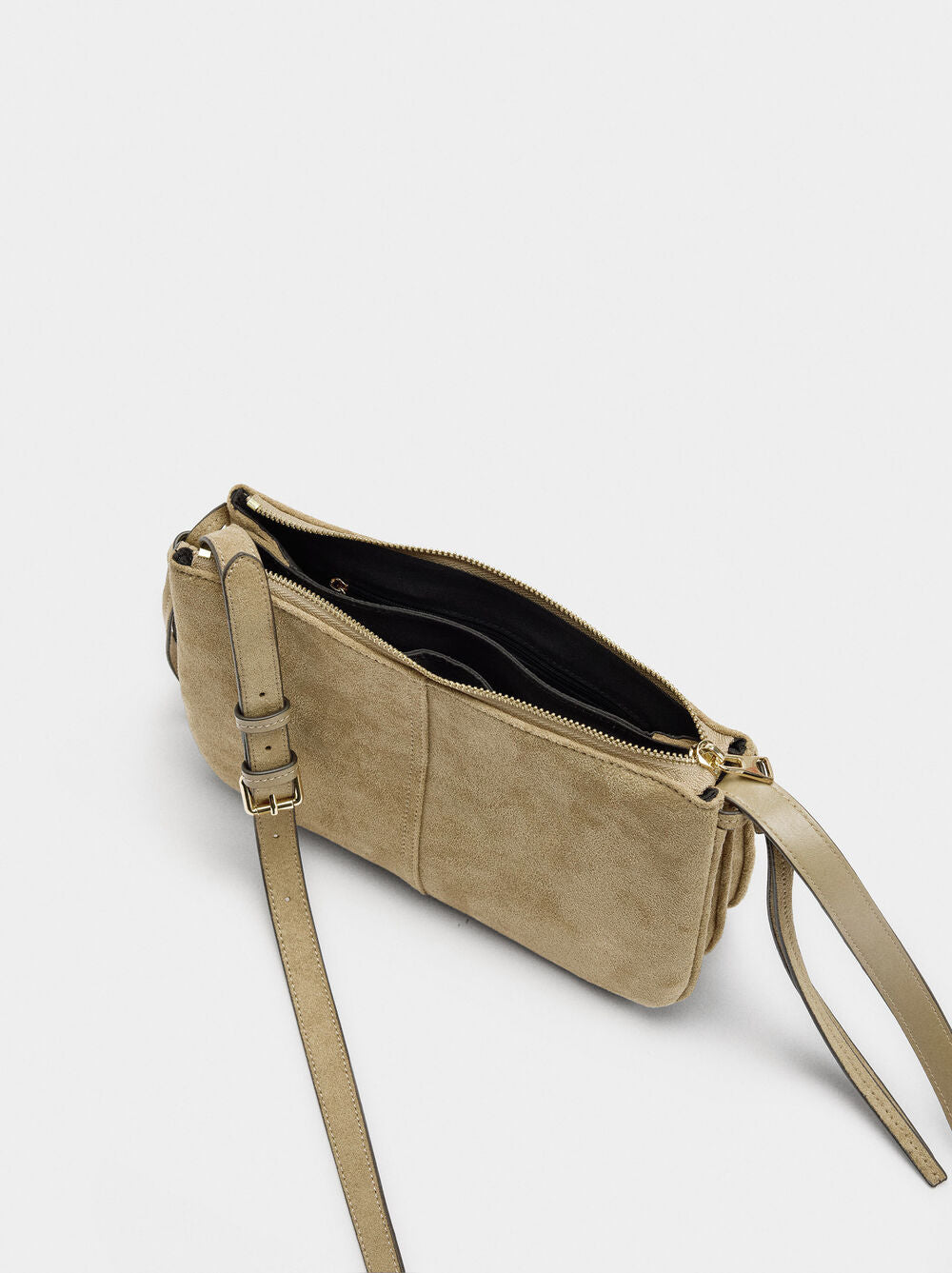 Mala tiracolo efeito camurça