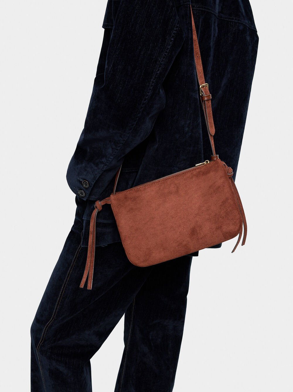 Mala tiracolo efeito camurça