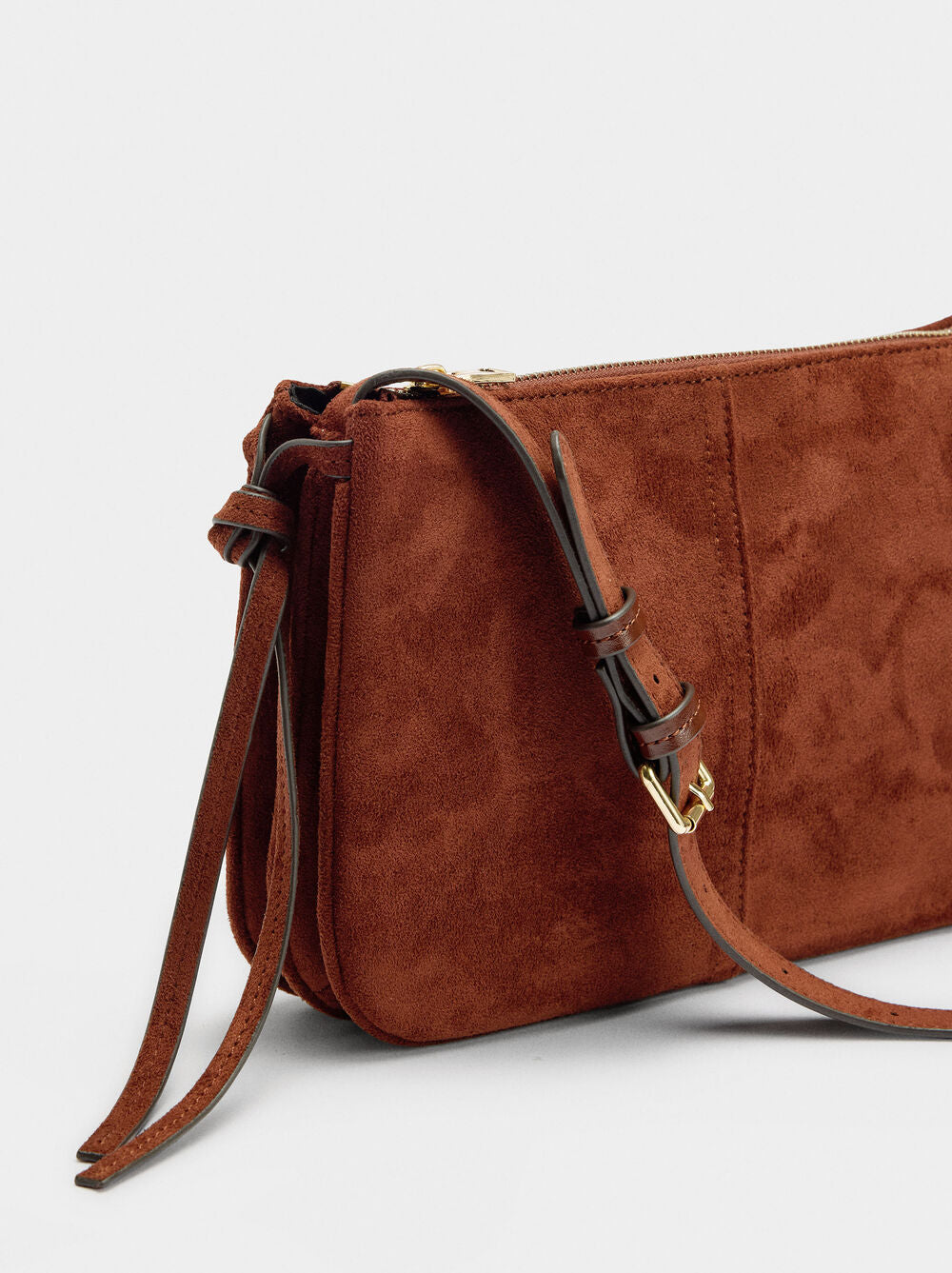 Mala tiracolo efeito camurça