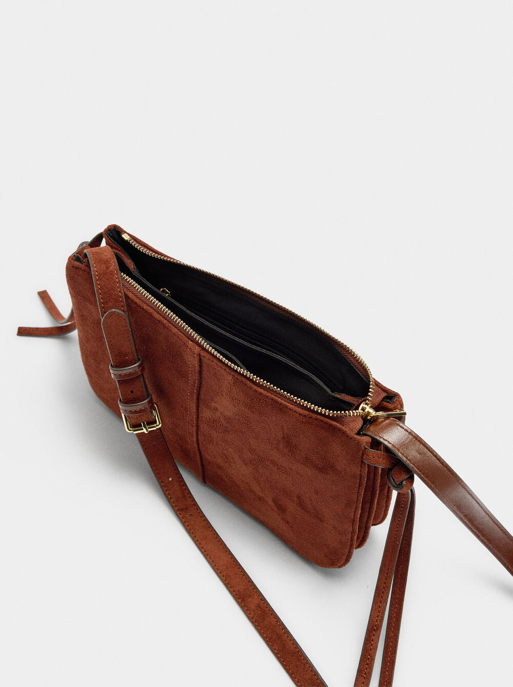 Mala tiracolo efeito camurça