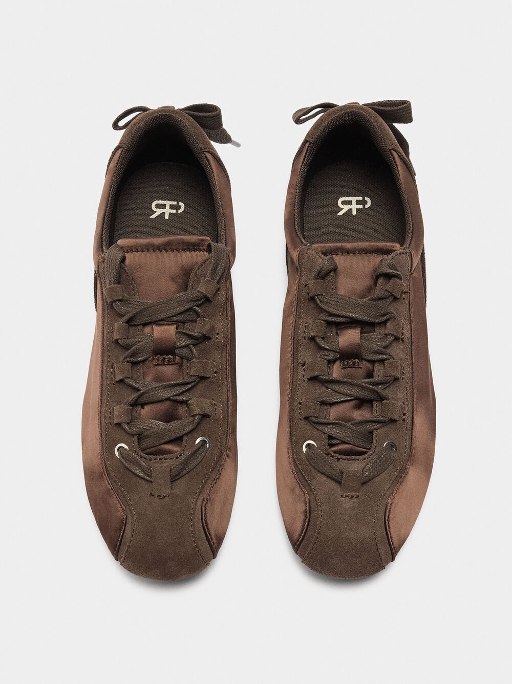 Sapatilhas com pele monocromáticas