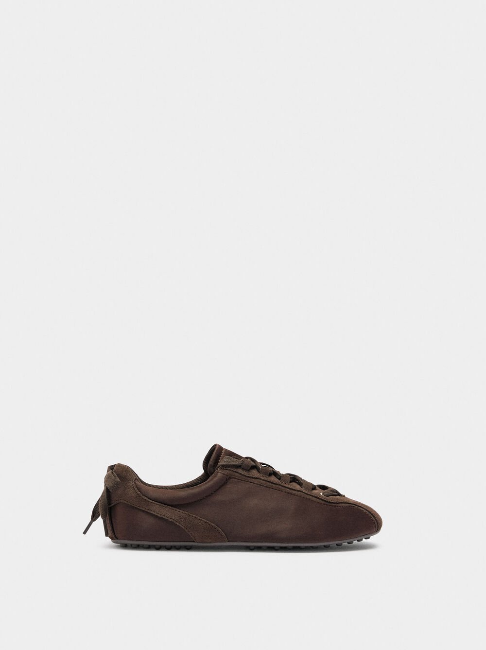 Sapatilhas com pele monocromáticas