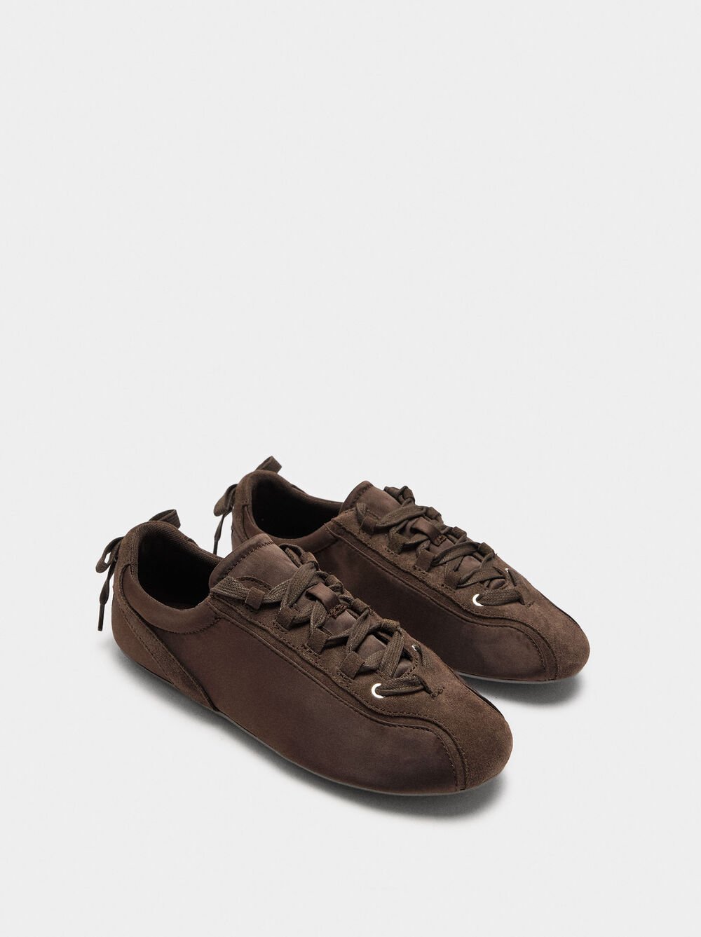 Sapatilhas com pele monocromáticas