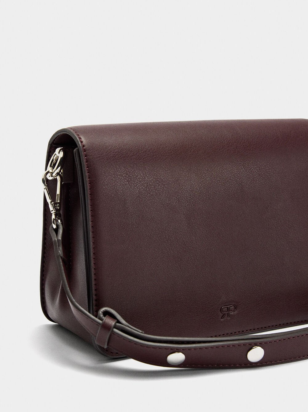 Mala tiracolo lisa com aba