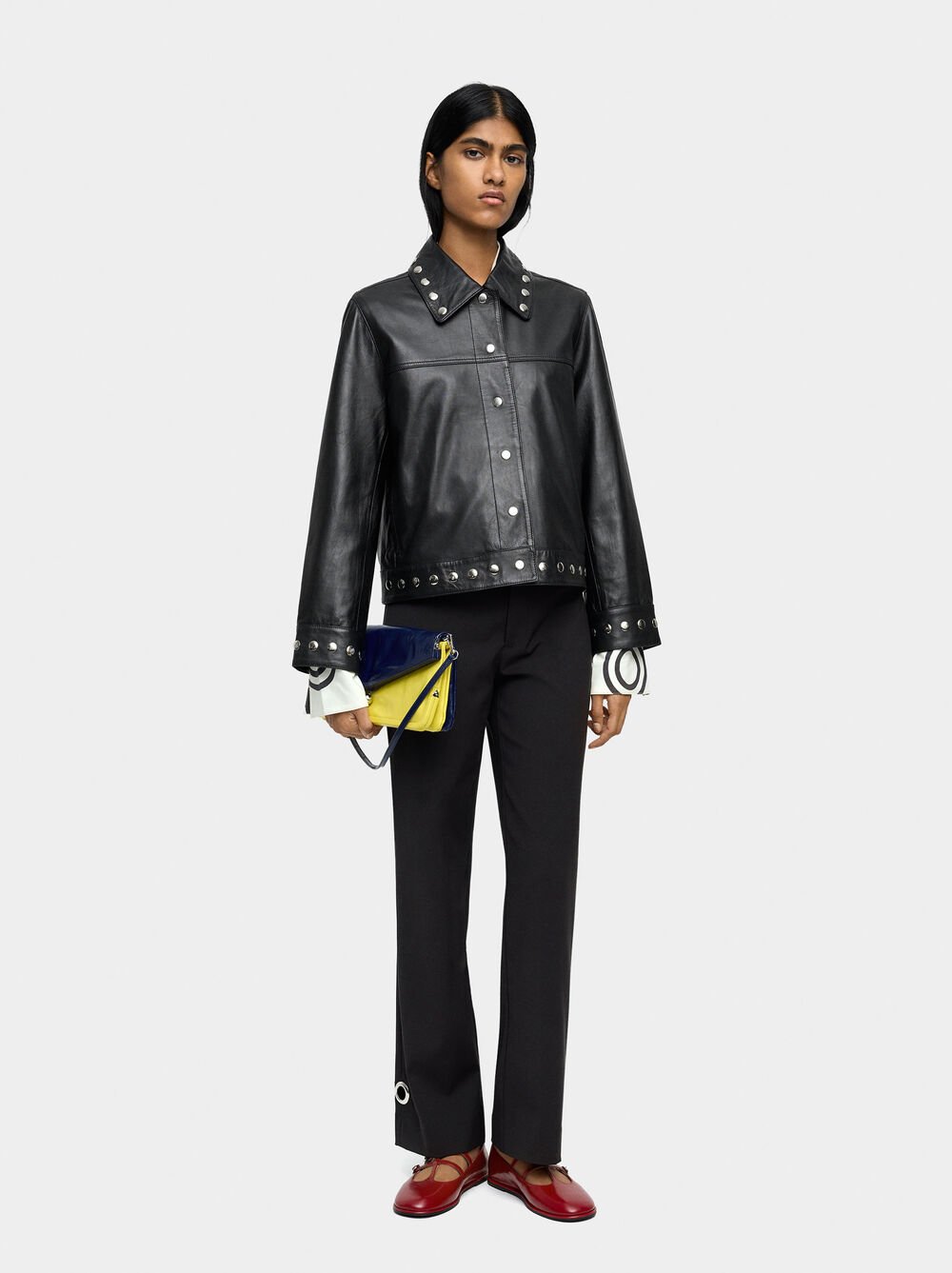 Casaco de pele com tachas