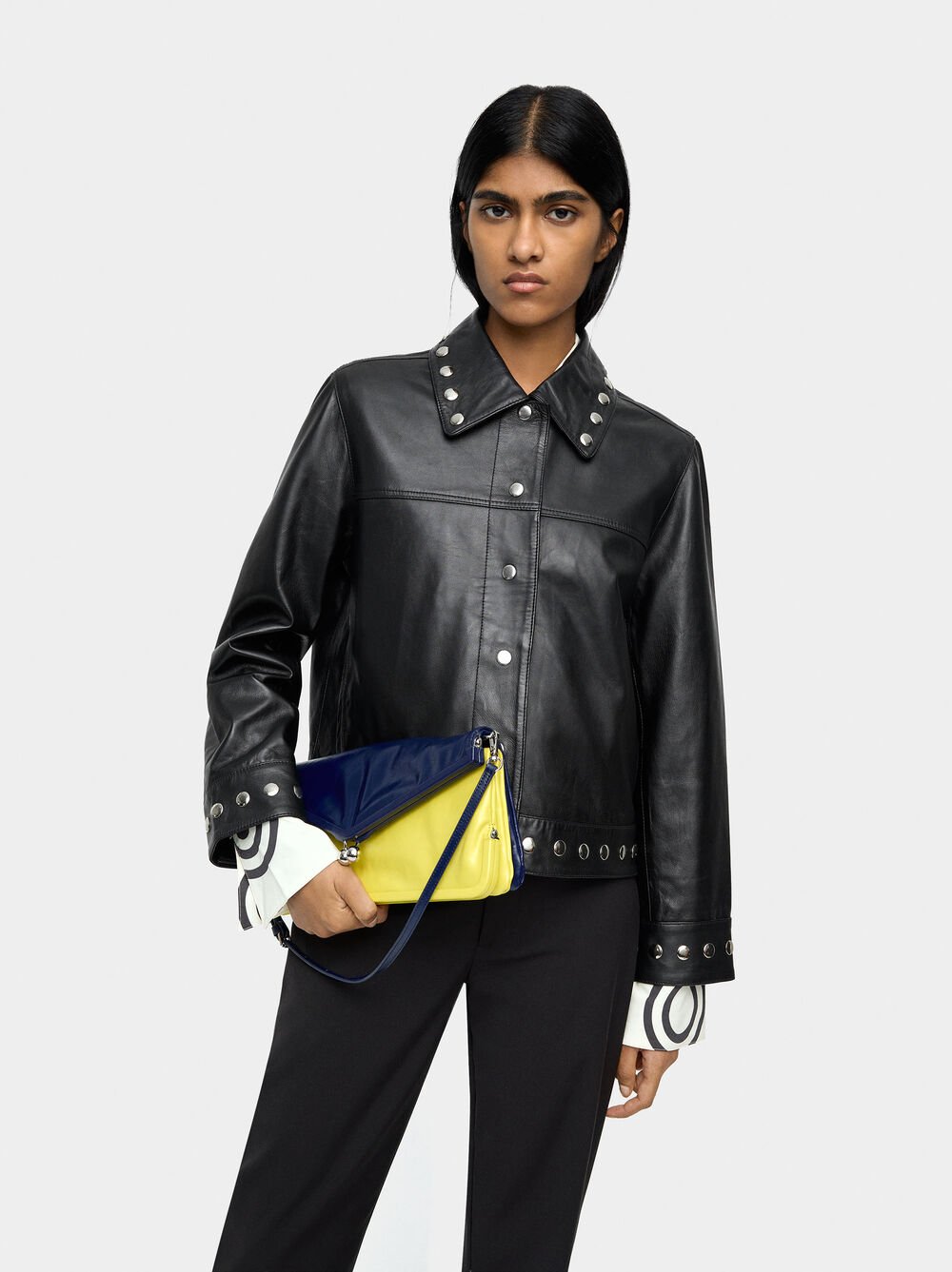 Casaco de pele com tachas