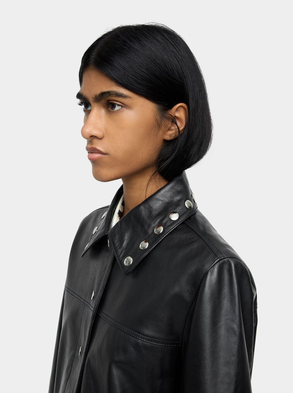 Casaco de pele com tachas