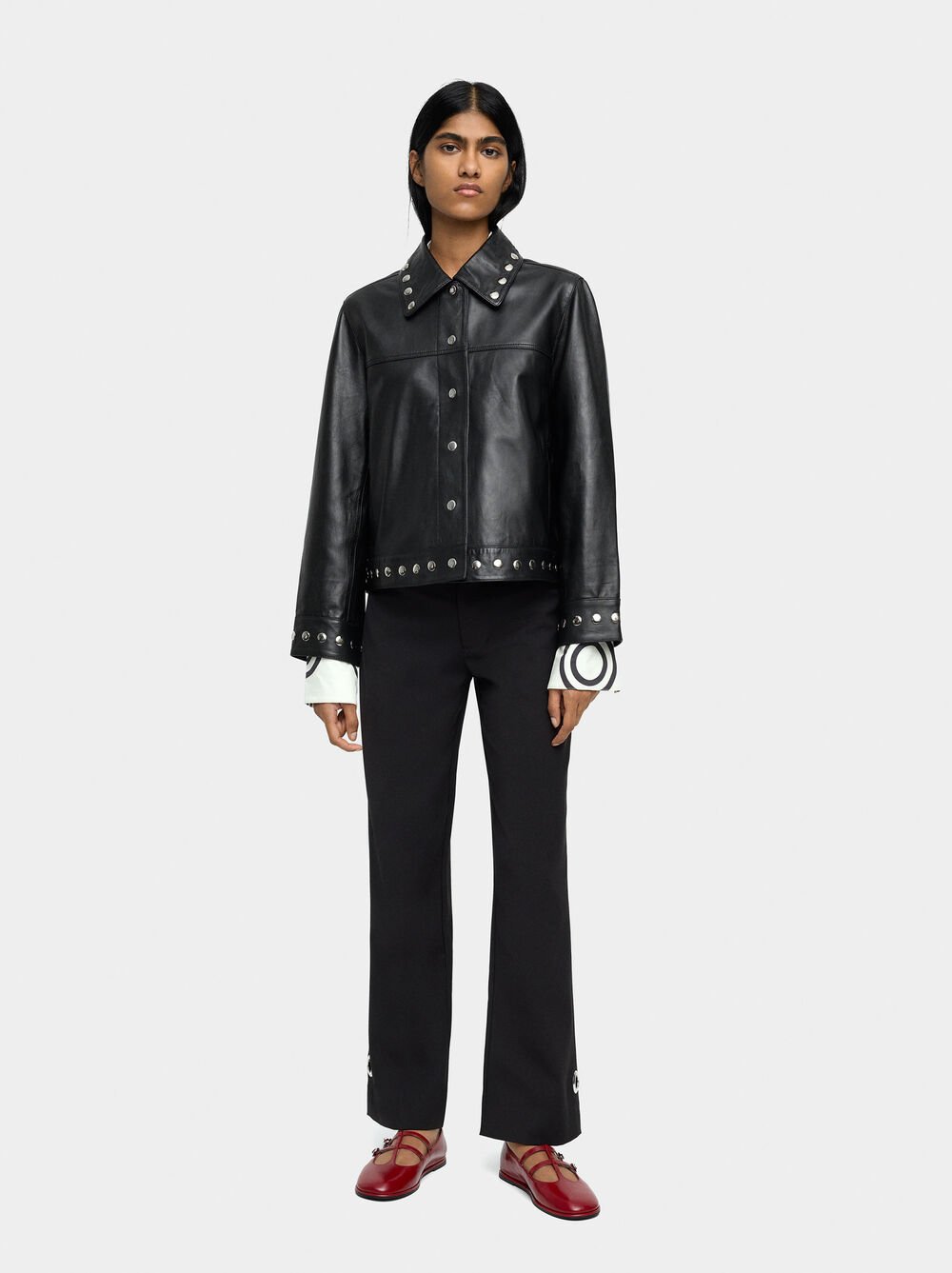 Casaco de pele com tachas