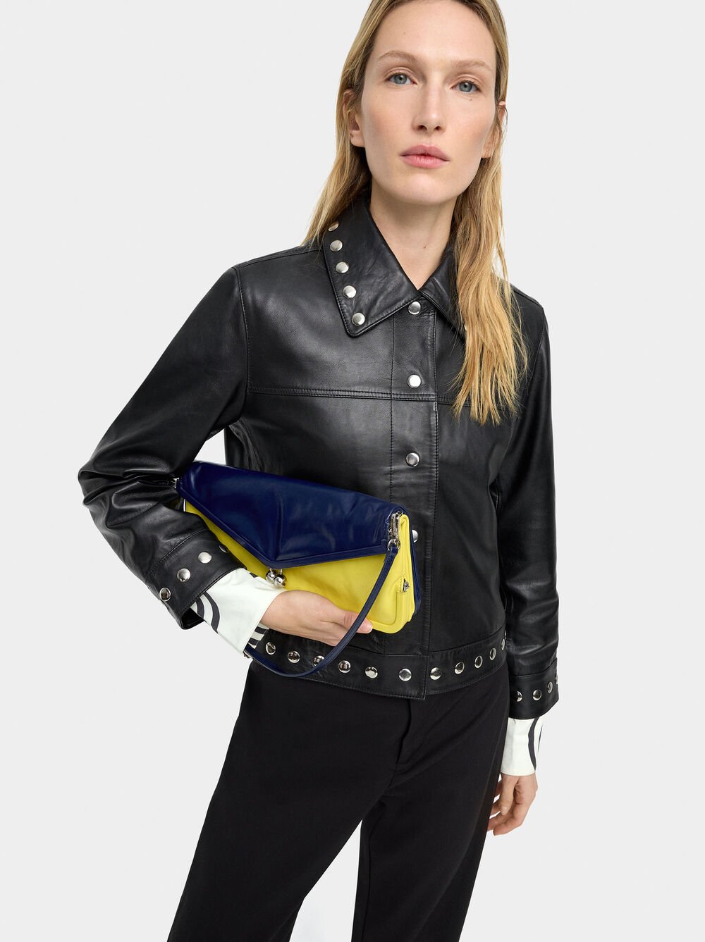 Casaco de pele com tachas