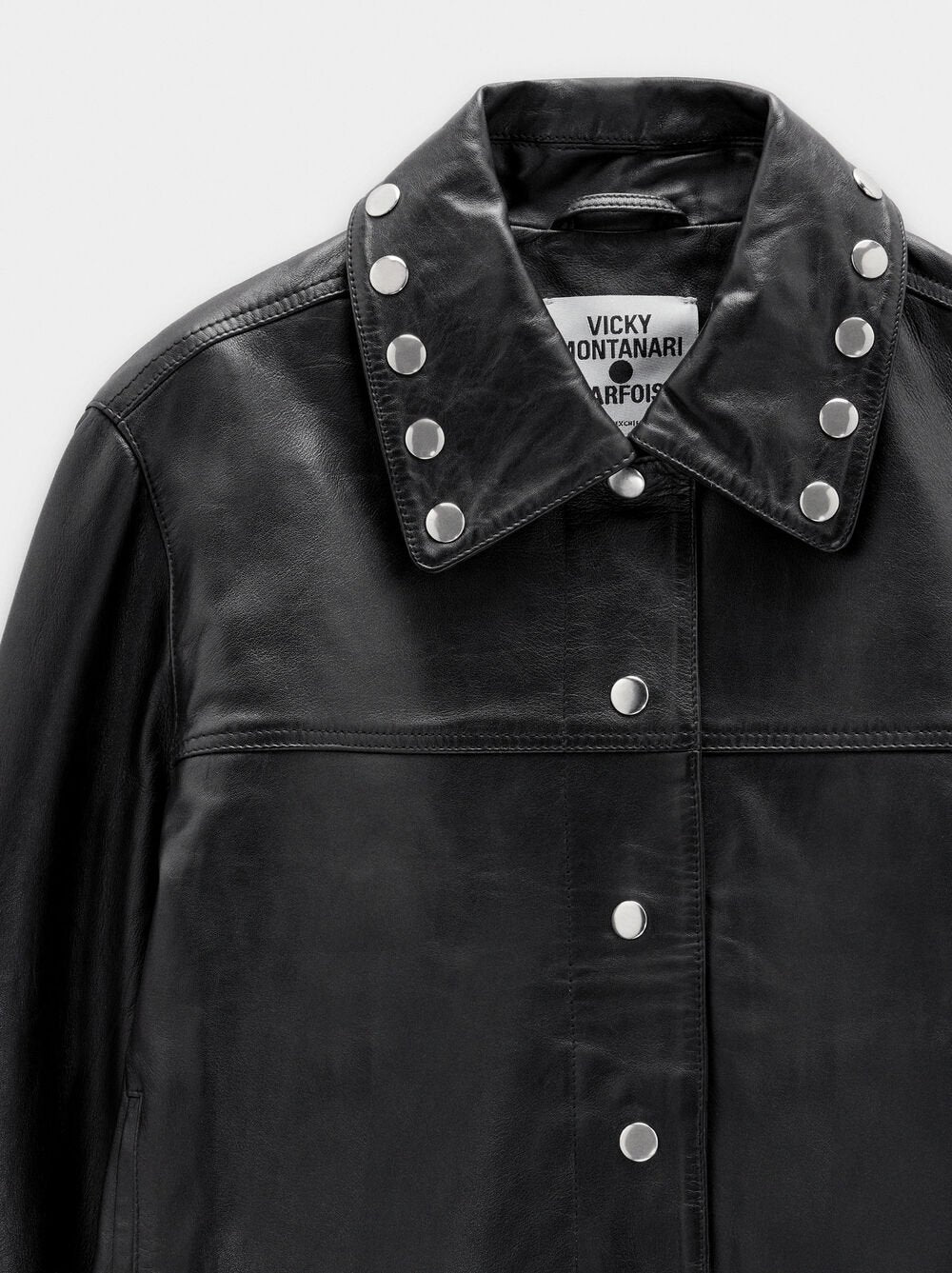 Casaco de pele com tachas