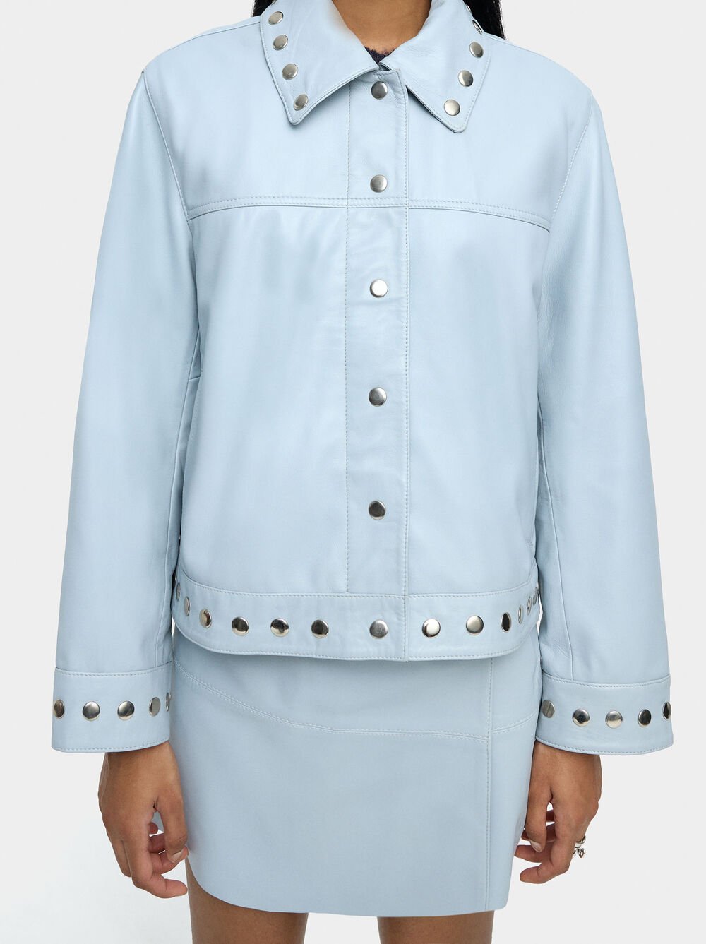 Casaco de pele com tachas