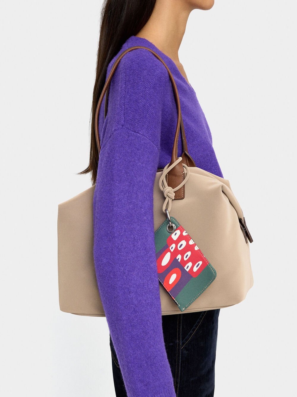 Mala shopper de textura suave com penduro