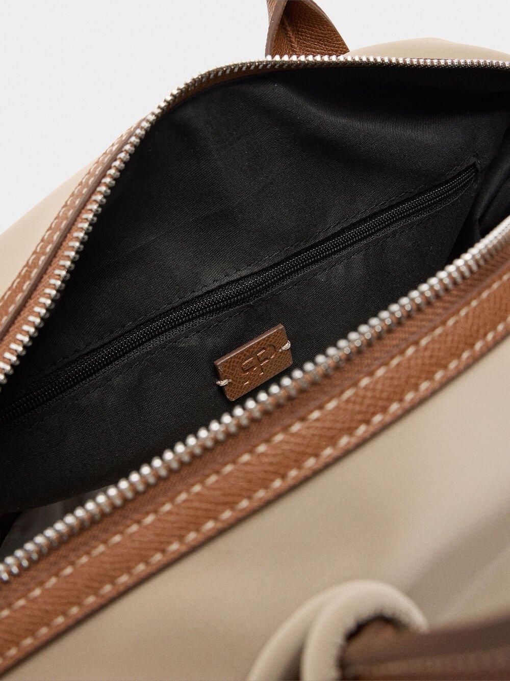 Mala shopper de textura suave com penduro