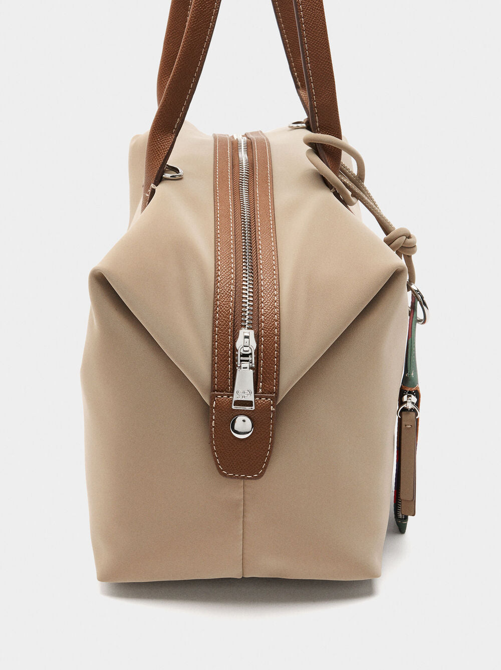 Mala shopper de textura suave com penduro