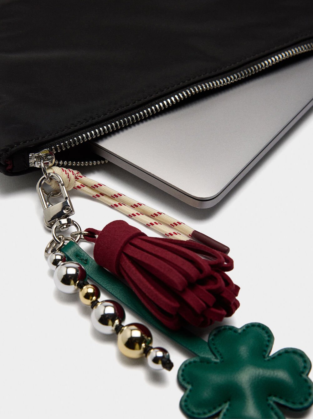 Capa de nylon para portátil com charm 13"