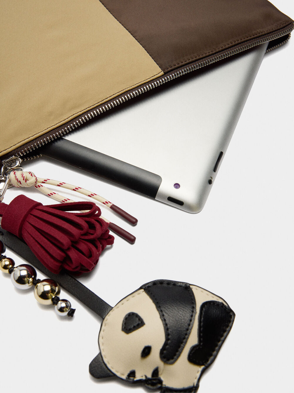 Capa de nylon para tablet com charm 13"