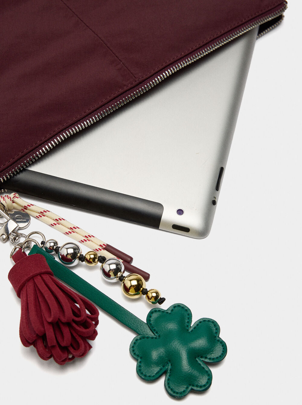 Capa de nylon para tablet com charm 13"