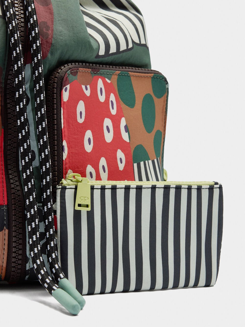 Mochila estampada de nylon com penduro