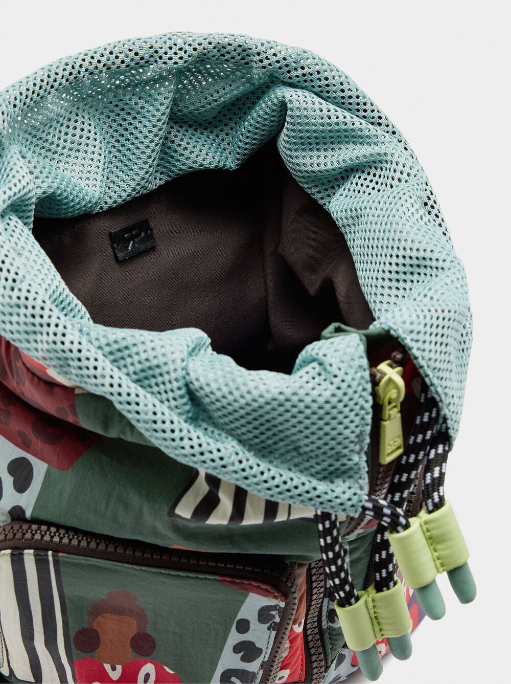 Mochila estampada de nylon com penduro