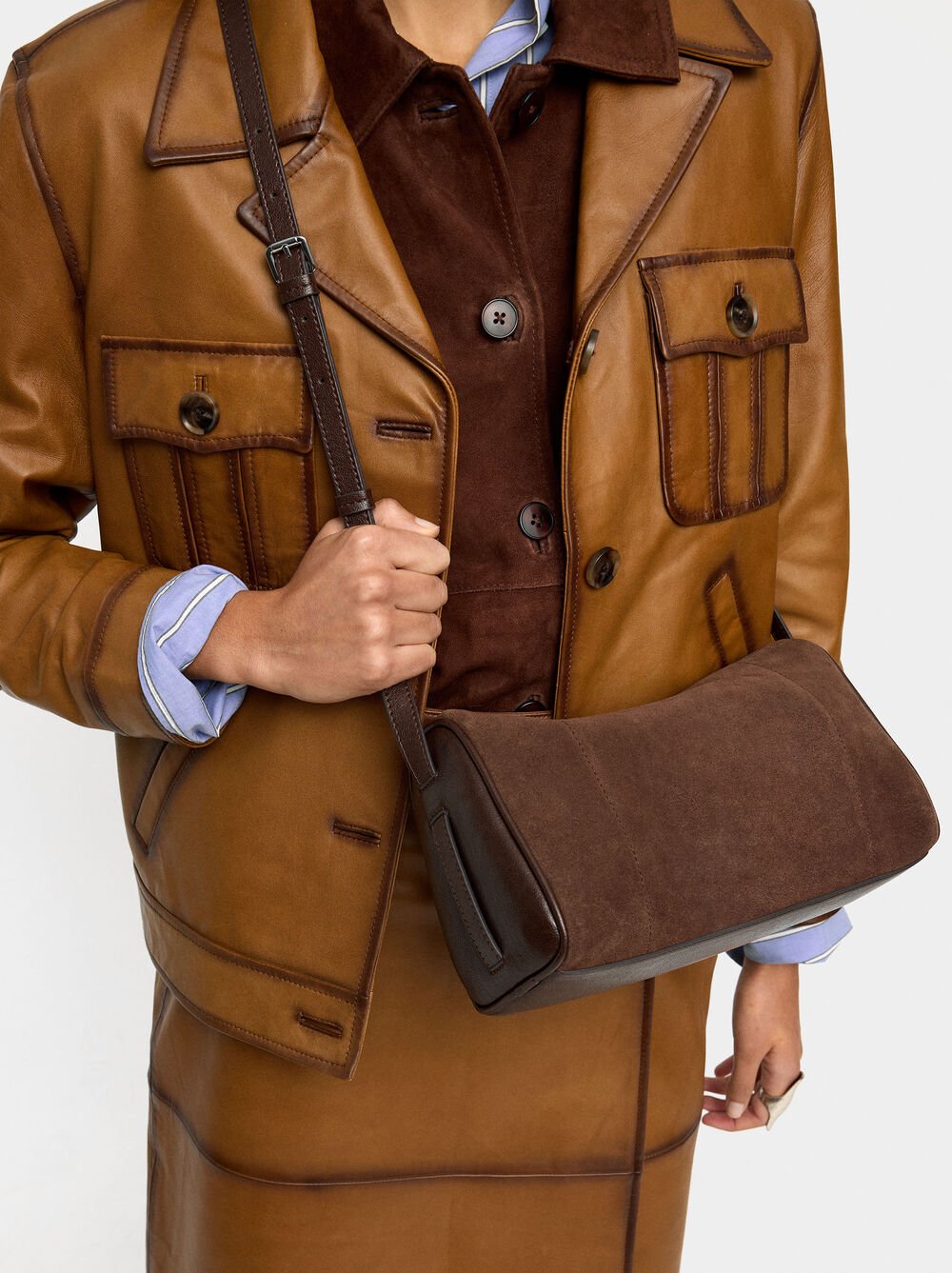 Mala tiracolo com detalhes de pele