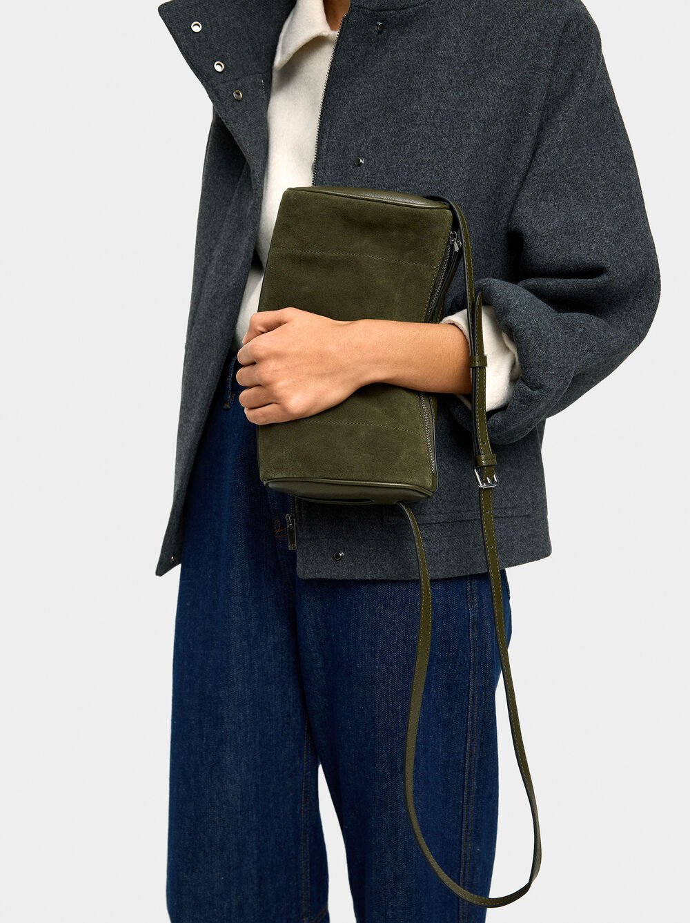 Mala tiracolo com detalhes de pele