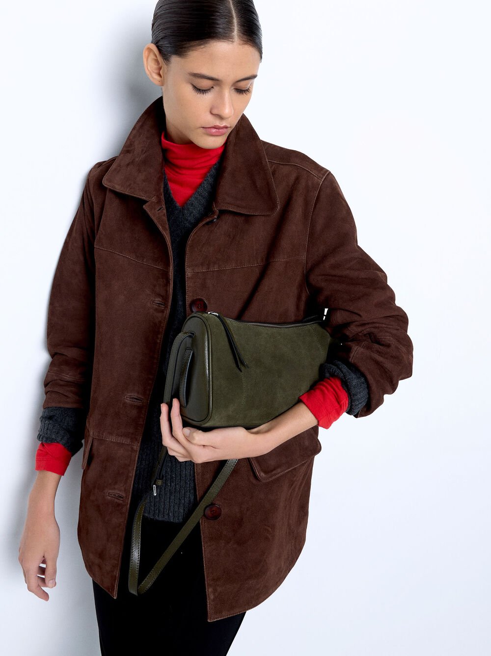 Mala tiracolo com detalhes de pele