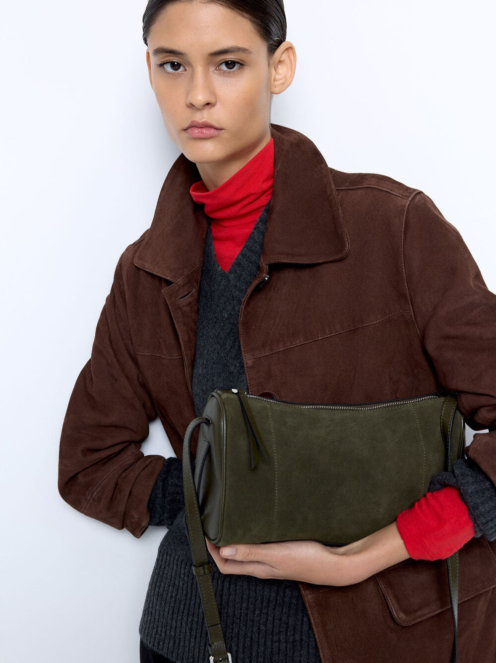 Mala tiracolo com detalhes de pele