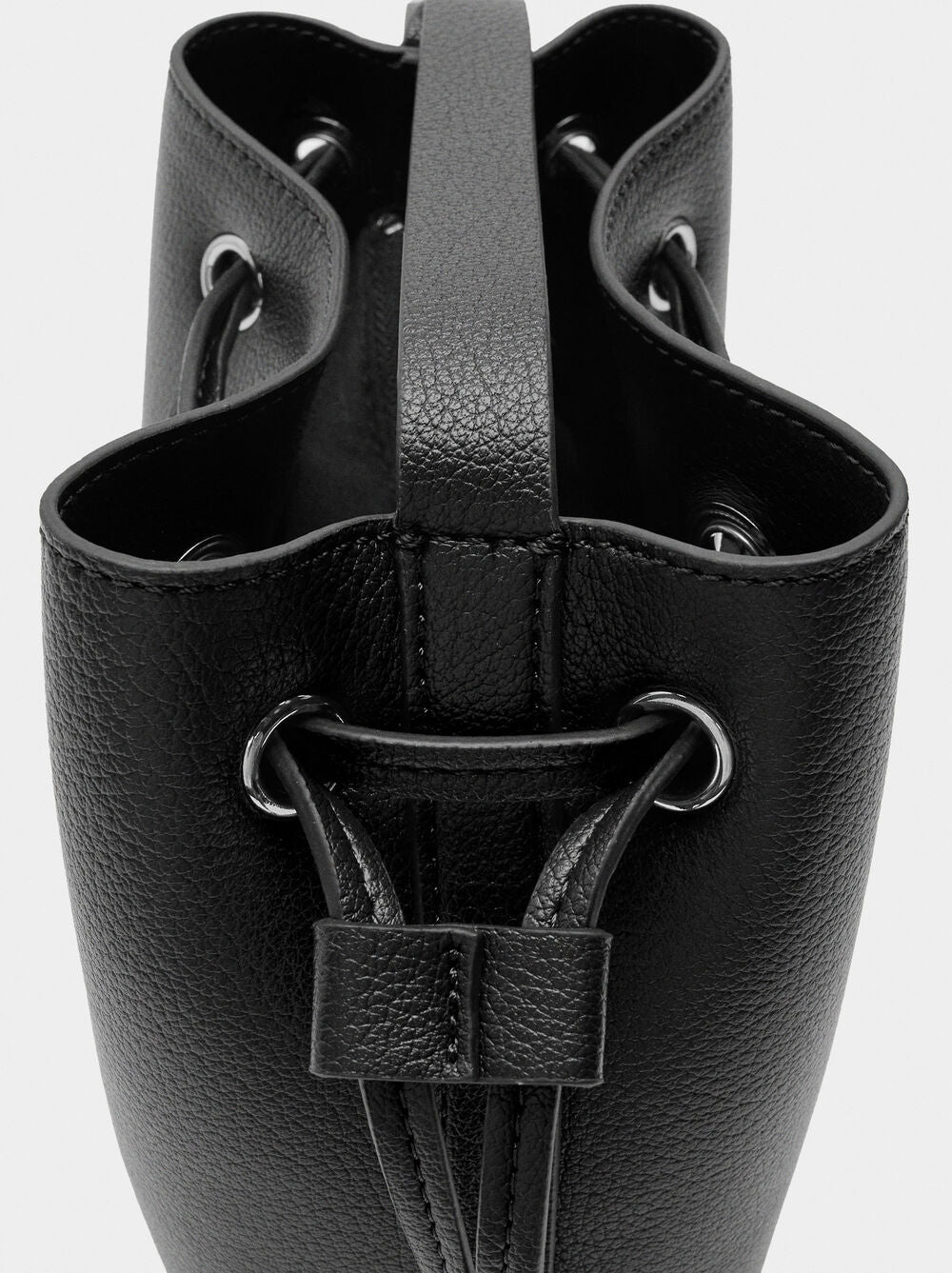 Mala tiracolo com cordão