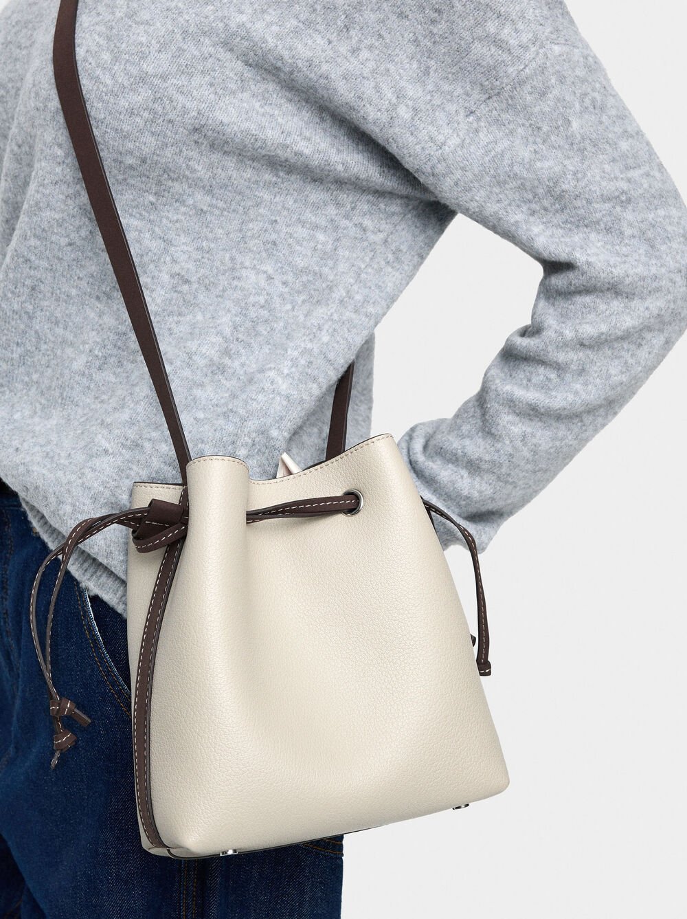 Mala tiracolo com cordão