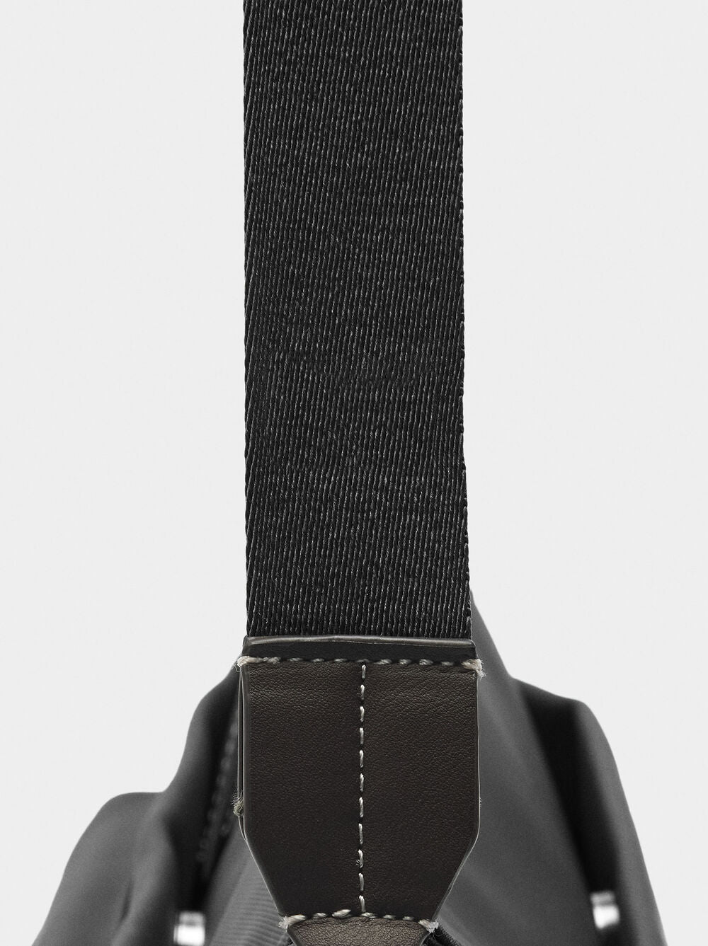 Mala tiracolo efeito nylon