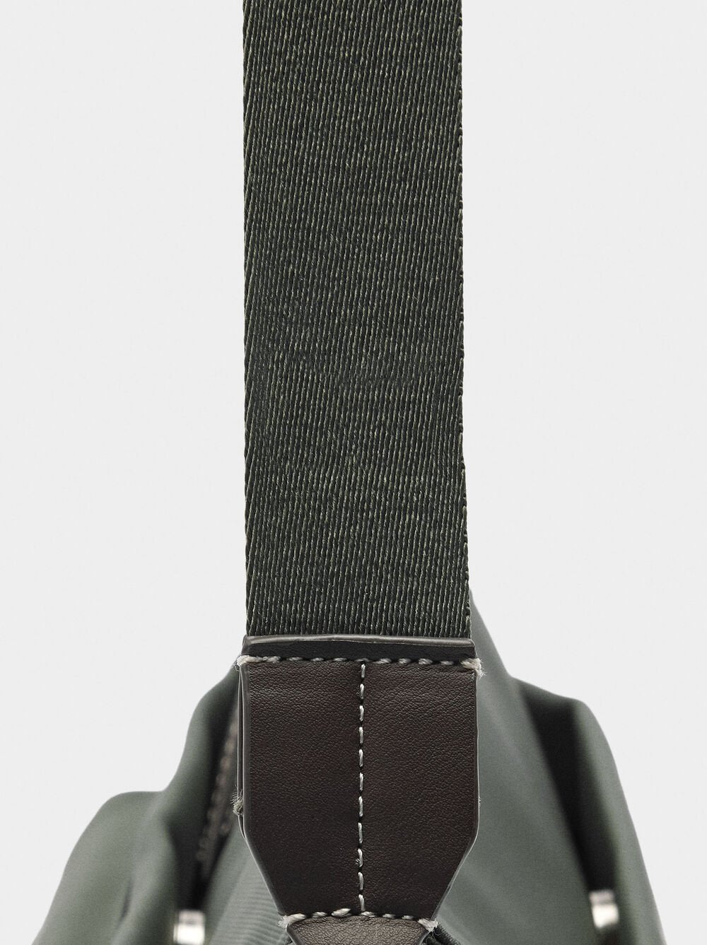 Mala tiracolo efeito nylon