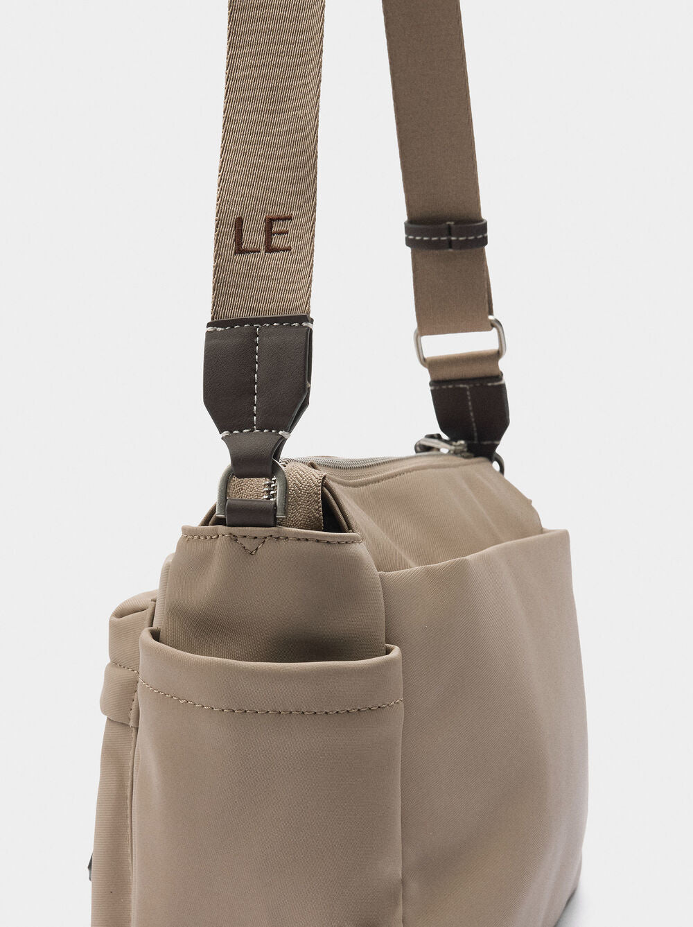 Mala tiracolo efeito nylon