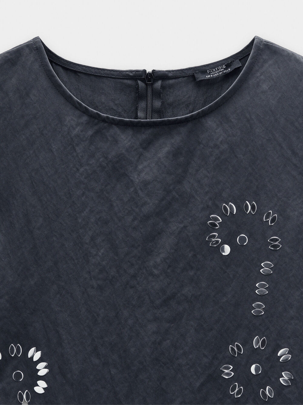 Vestido curto detalhes brilantes