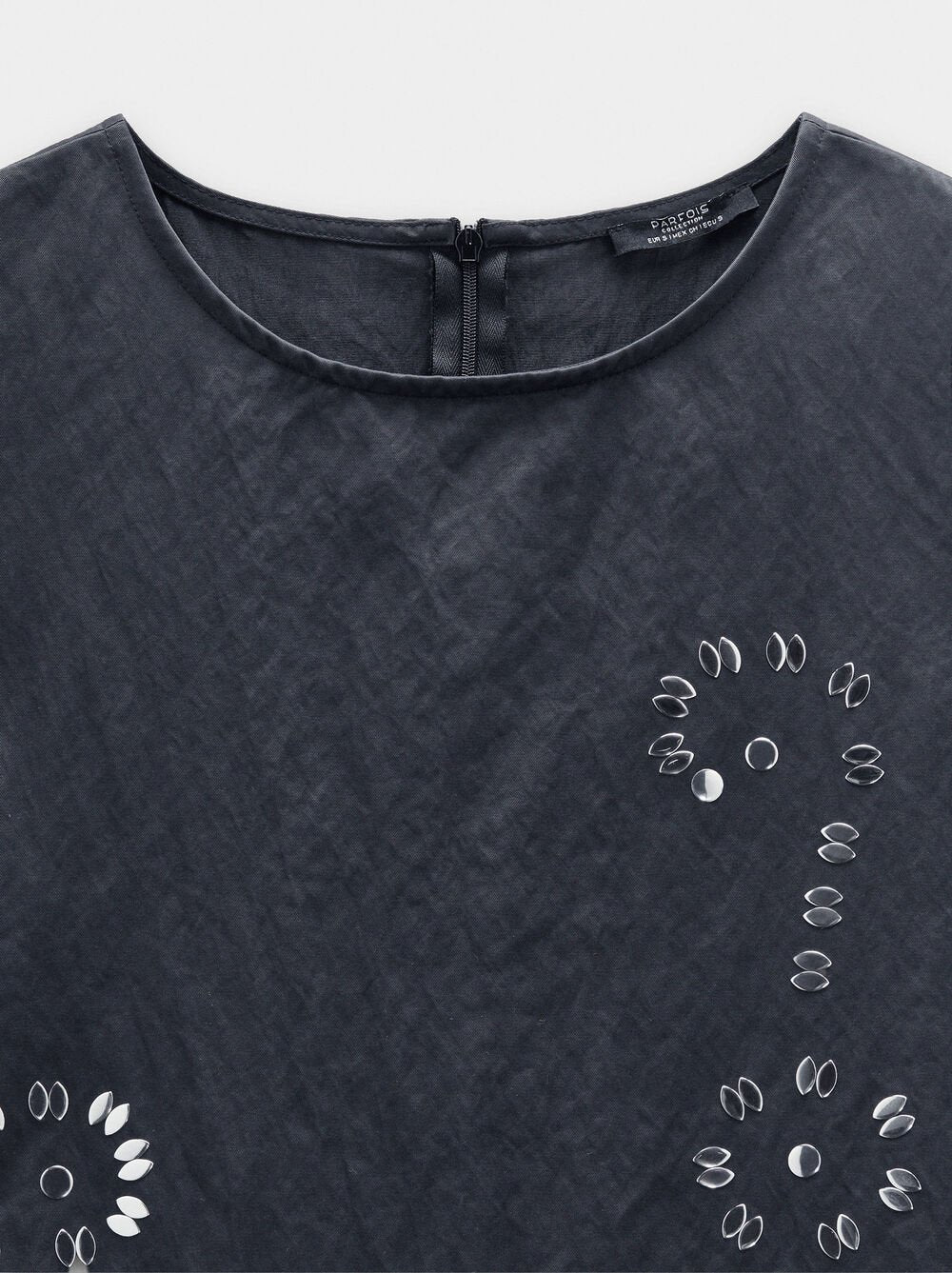 Vestido curto detalhes brilantes